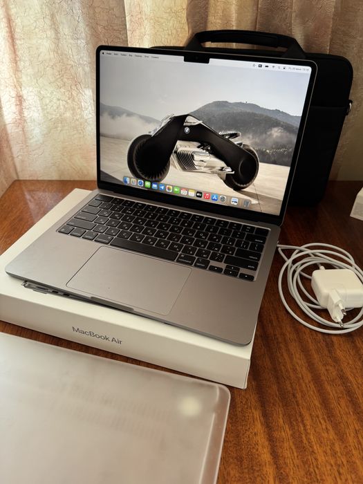 Macbook air 13 m3 8/256 на гарантии