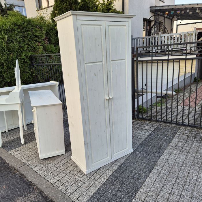 Białe drewniane meble