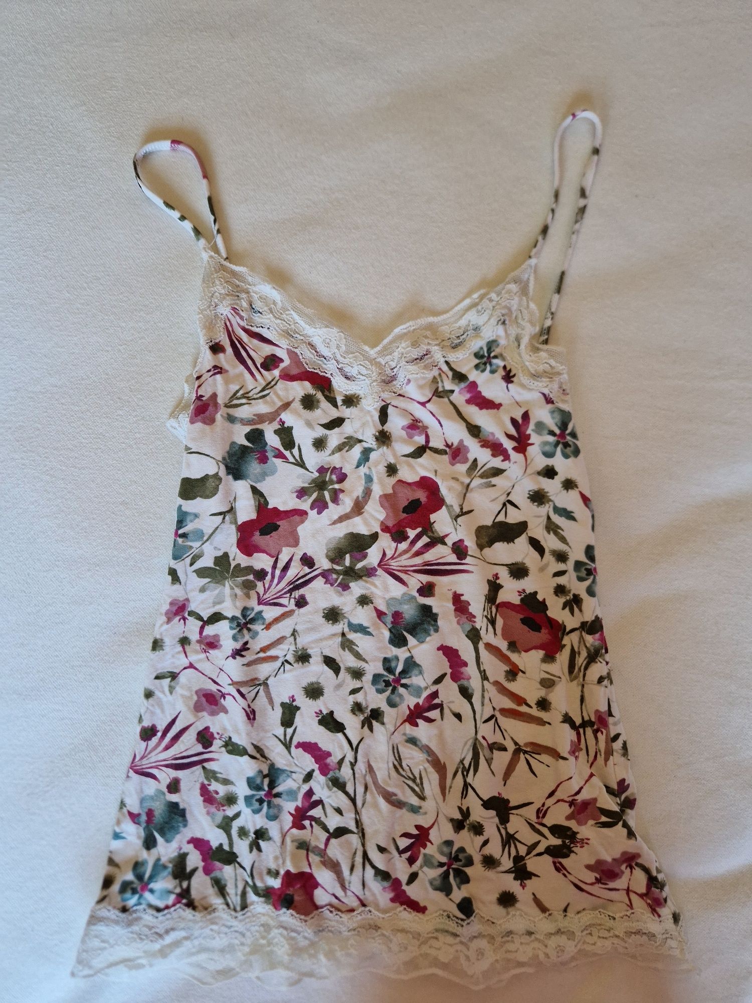 Top básico de alças com flores