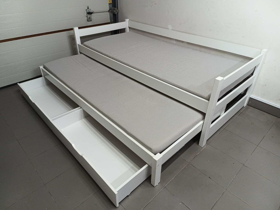 Sprzedam łóżko dwuosobowe, rozsuwane, stan dobry + dwa materace