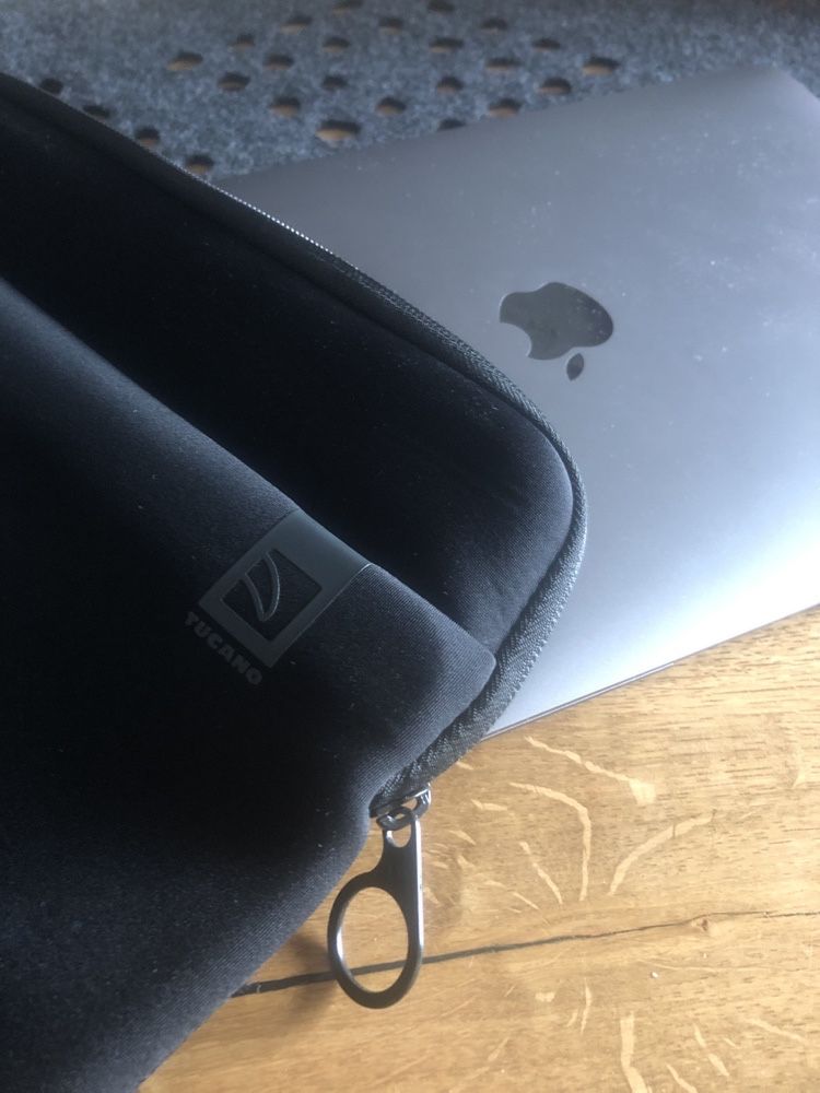 pokrowiec etui czarne Wloska jskosc do macbook 13”