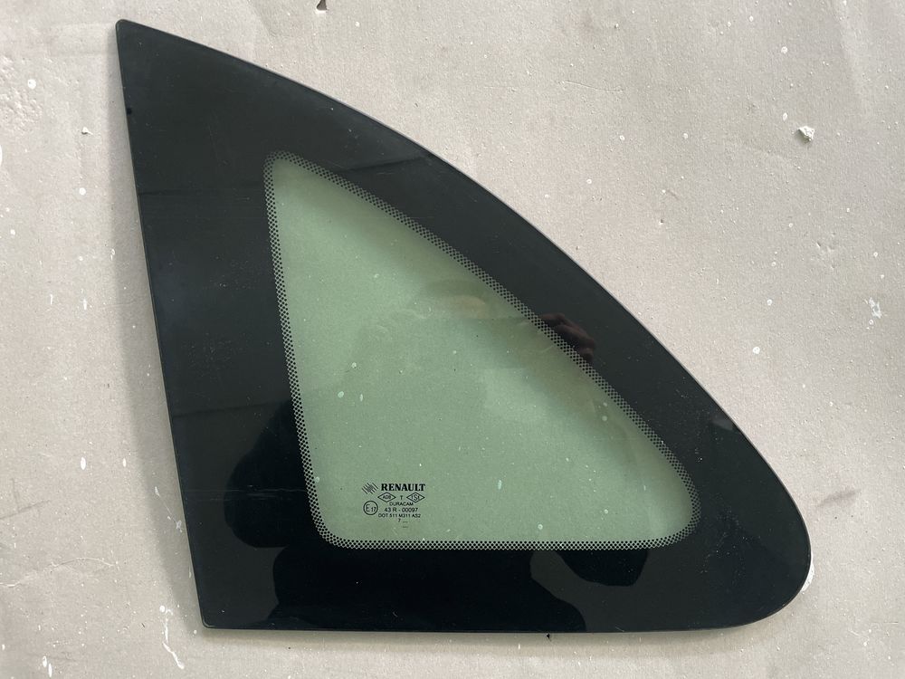 Renault Clio III kombi / szyba lewa tylna karoseryjna lewy tył