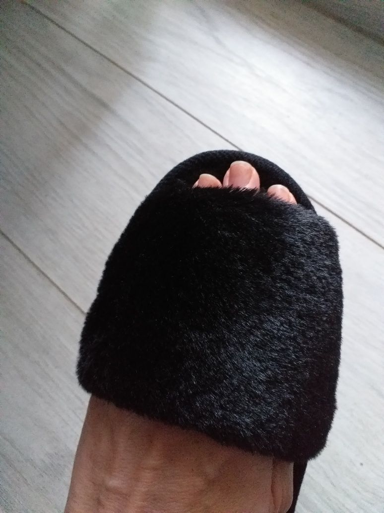 Czarne, futrzane kapcie po domu, rozmiar 38