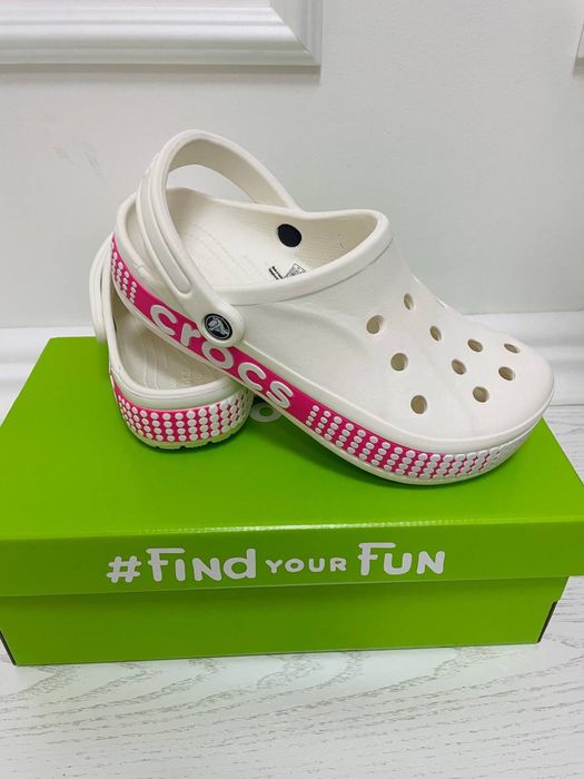 Кроксы ЛОГО белые/чёрные Crocs bayaband logo motion