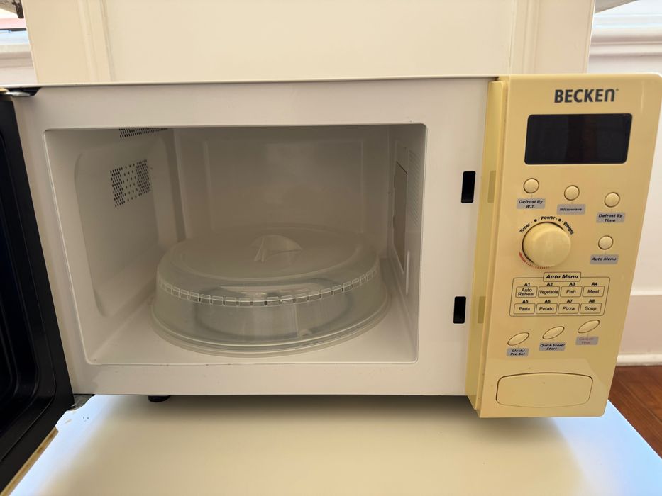 Microondas BECKEN  com prato