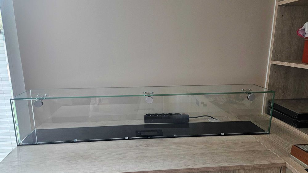 Szklana witryna do przechowywania