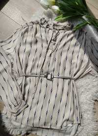 bluzka koszulowa wzorzysta z wiązanym dekoltem z ozdobnym L