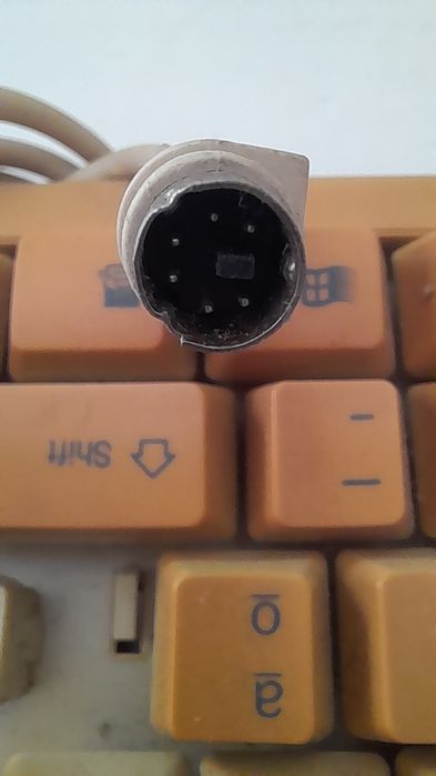 1 Teclado vintage com ficha DIN + 1 Ultra Compac / PEÇAS