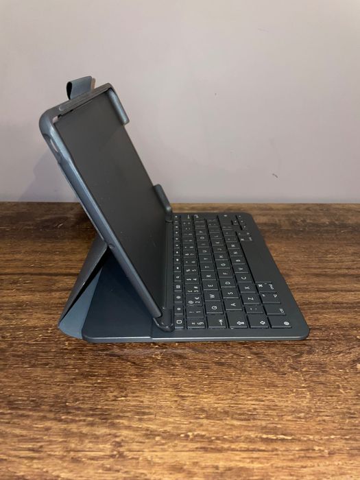 Etui z klawiaturą do iPada 7,8 i 9 generacji.