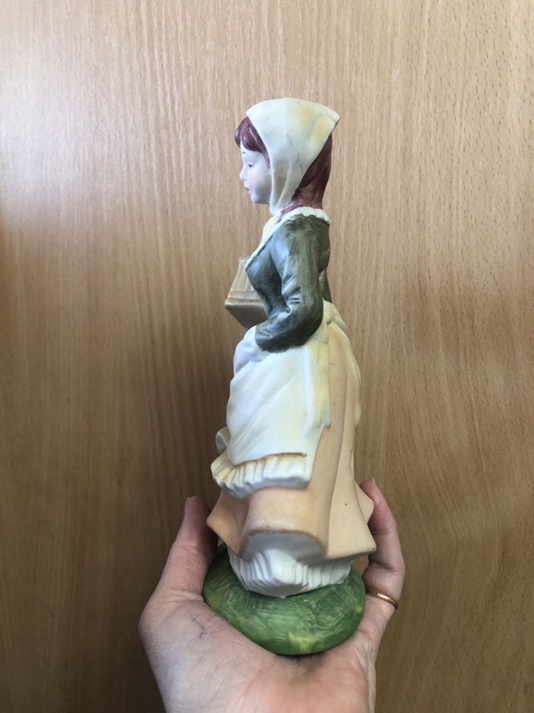Статуэтка керамическая девушка в фартуке с корзиной