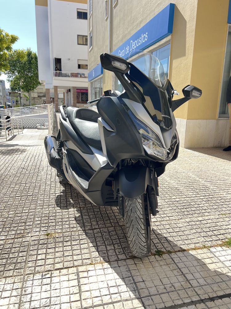 Honda Forza 300.
