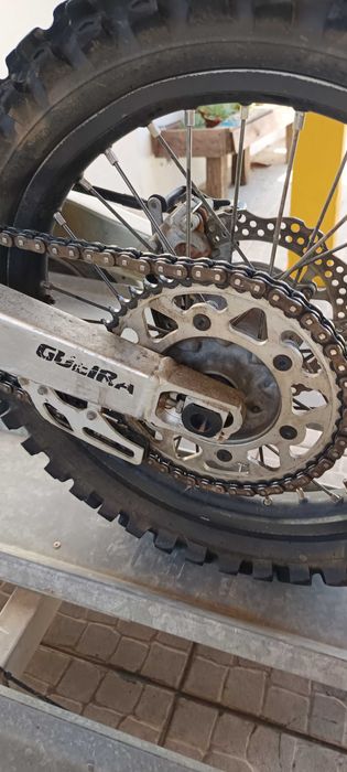 Segue para venda Honda CRF 250R black edition com o reboque