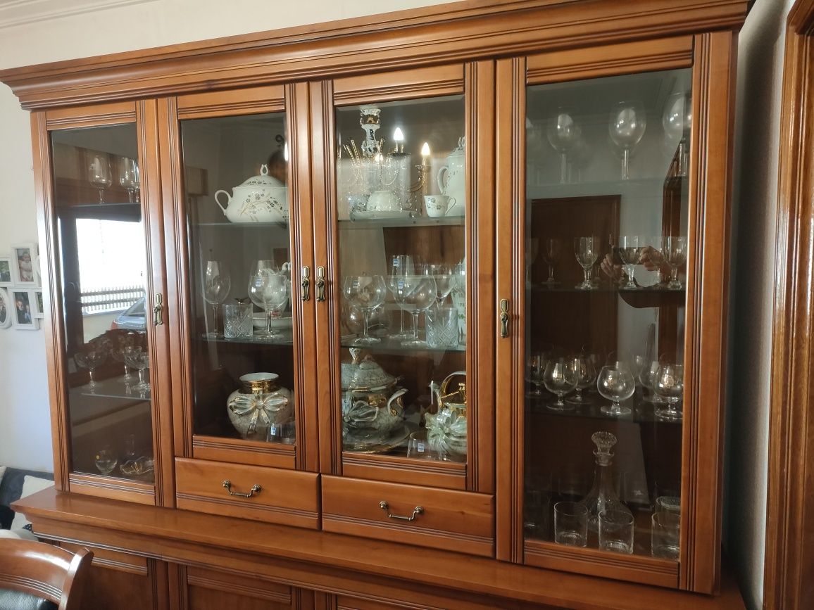 Móvel de Sala em Madeira Maciça com Vitrina