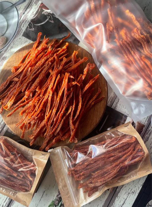 М'ясні джерки. Курячі чіпси. В’ялене м’ясо Снеки. Кабаноси