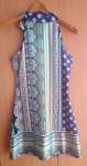 Vestido azul e creme acetinado de atar ao pescoço