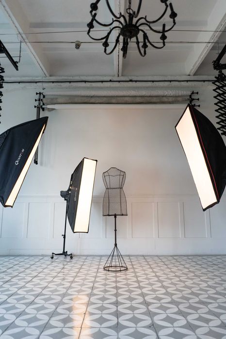 Wyposażenie studia fotograficznego - lampy, pantografy, softboxy