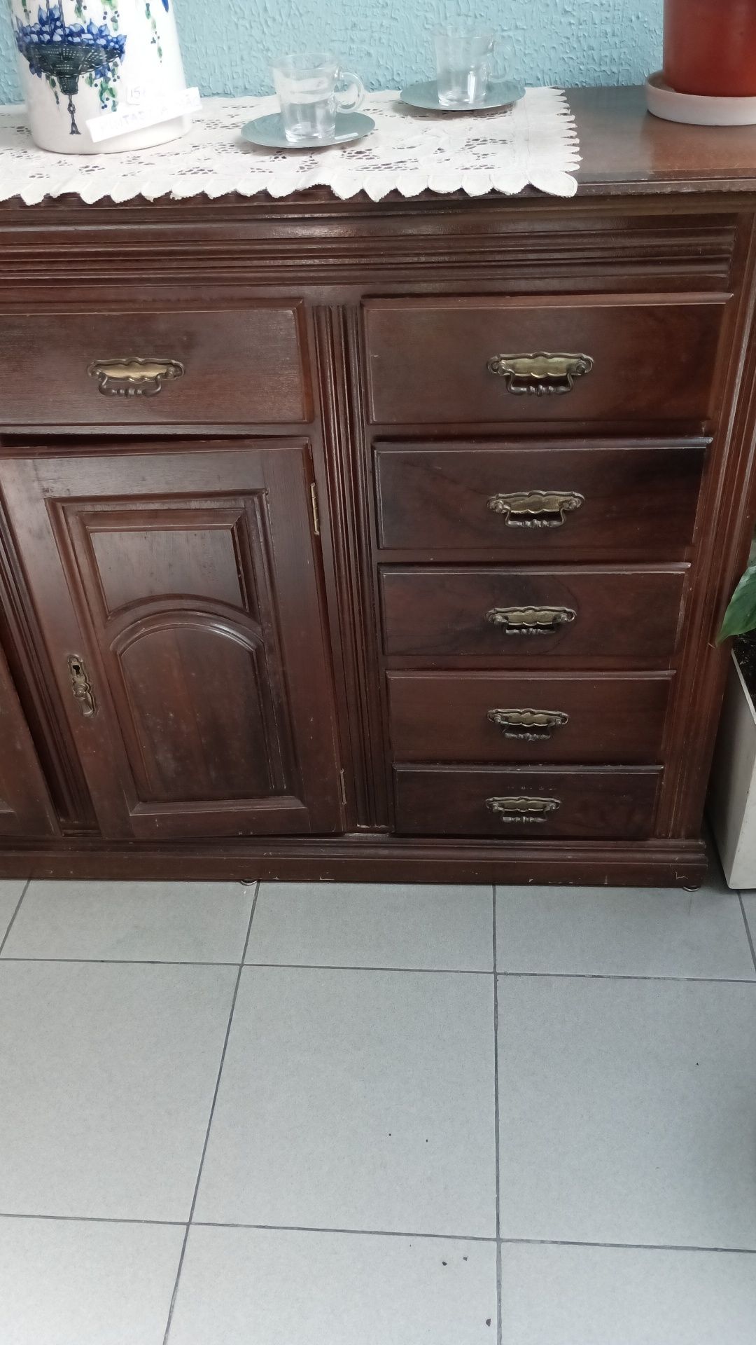 Móvel madeira castanho com portas e gavetas