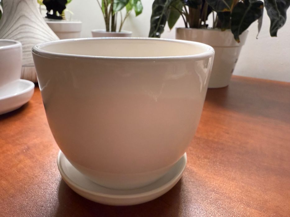 Doniczka ceramiczna z otworem drebazowym