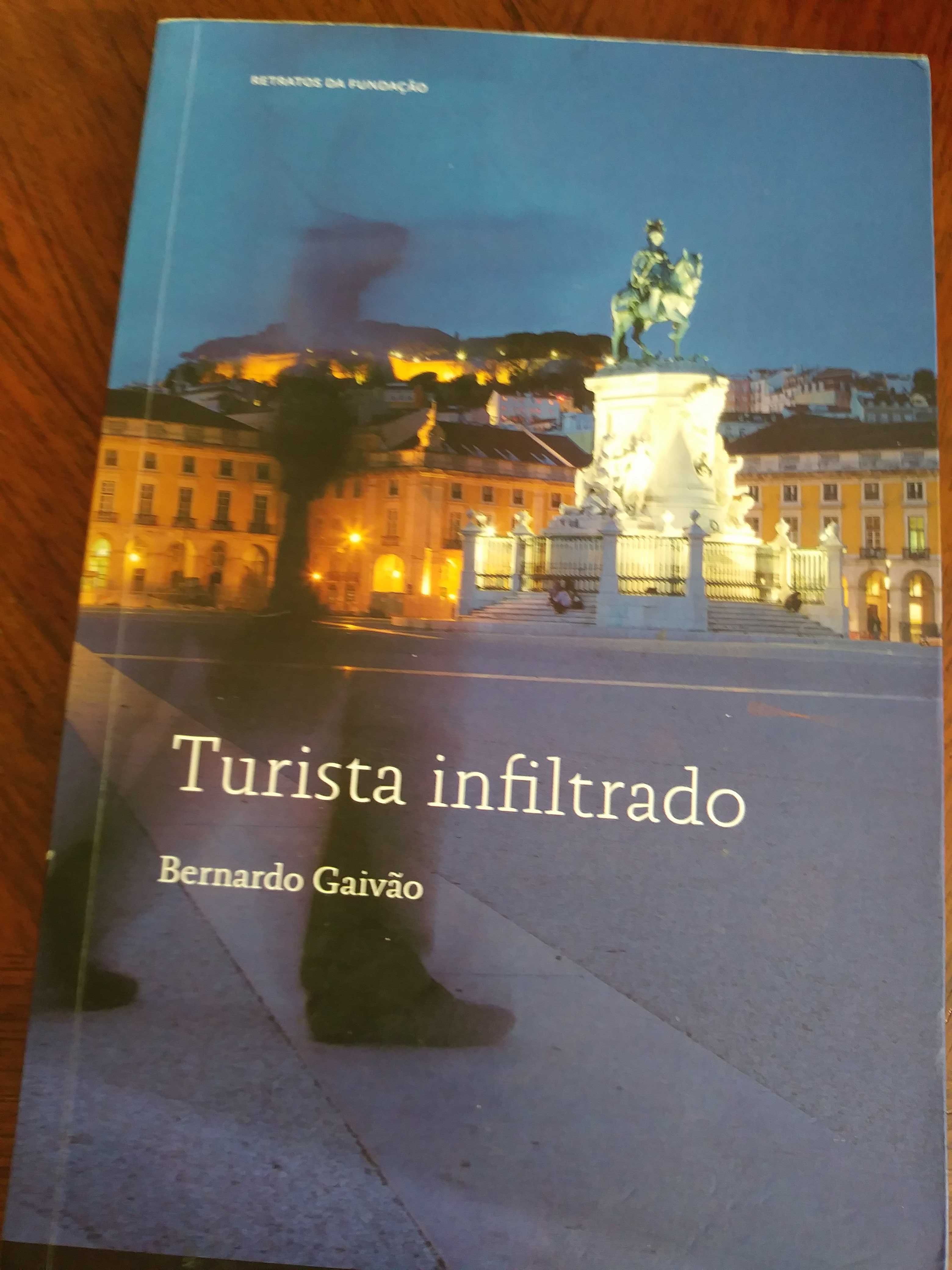 Turista infiltrado de Bernardo Gaivão