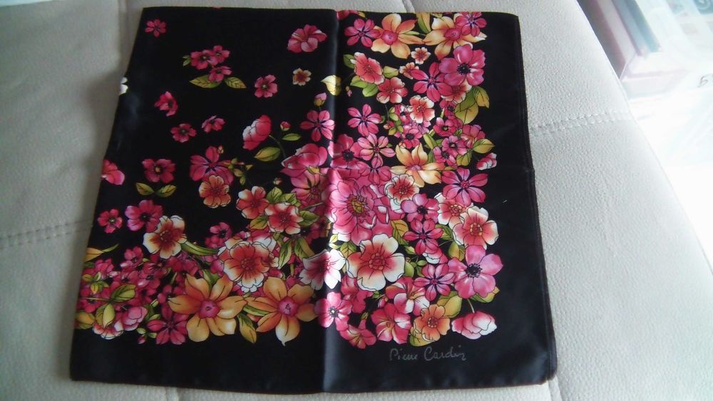 Pierre Cardin  Lenço de Seda NOVO