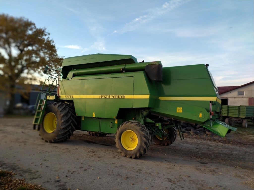 Kombajn John Deere 2256
