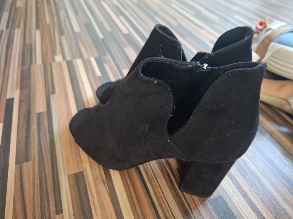 Buty nowe na słupku