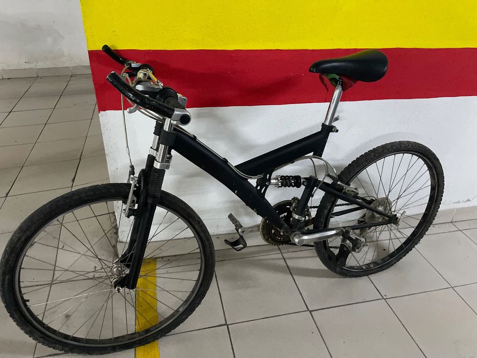 Bicicleta preta amortecedor frente/cebtro