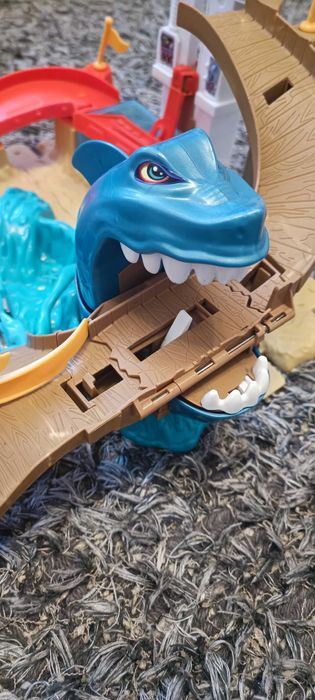 Іграшки Хотвілс (Акула та Фура)