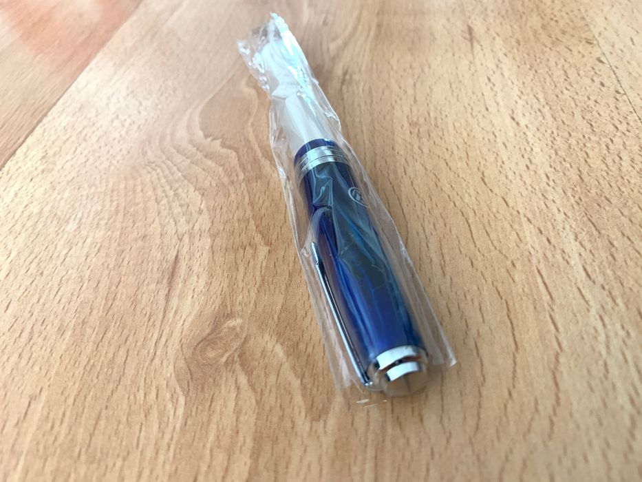 Caneta tinta permanente Recife Amber Crystal azul com inscrição VW