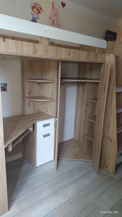 Łóżko piętrowe z szafą i biurkiem