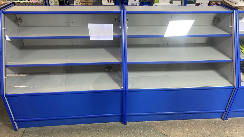 Торгова вітрина зі склом