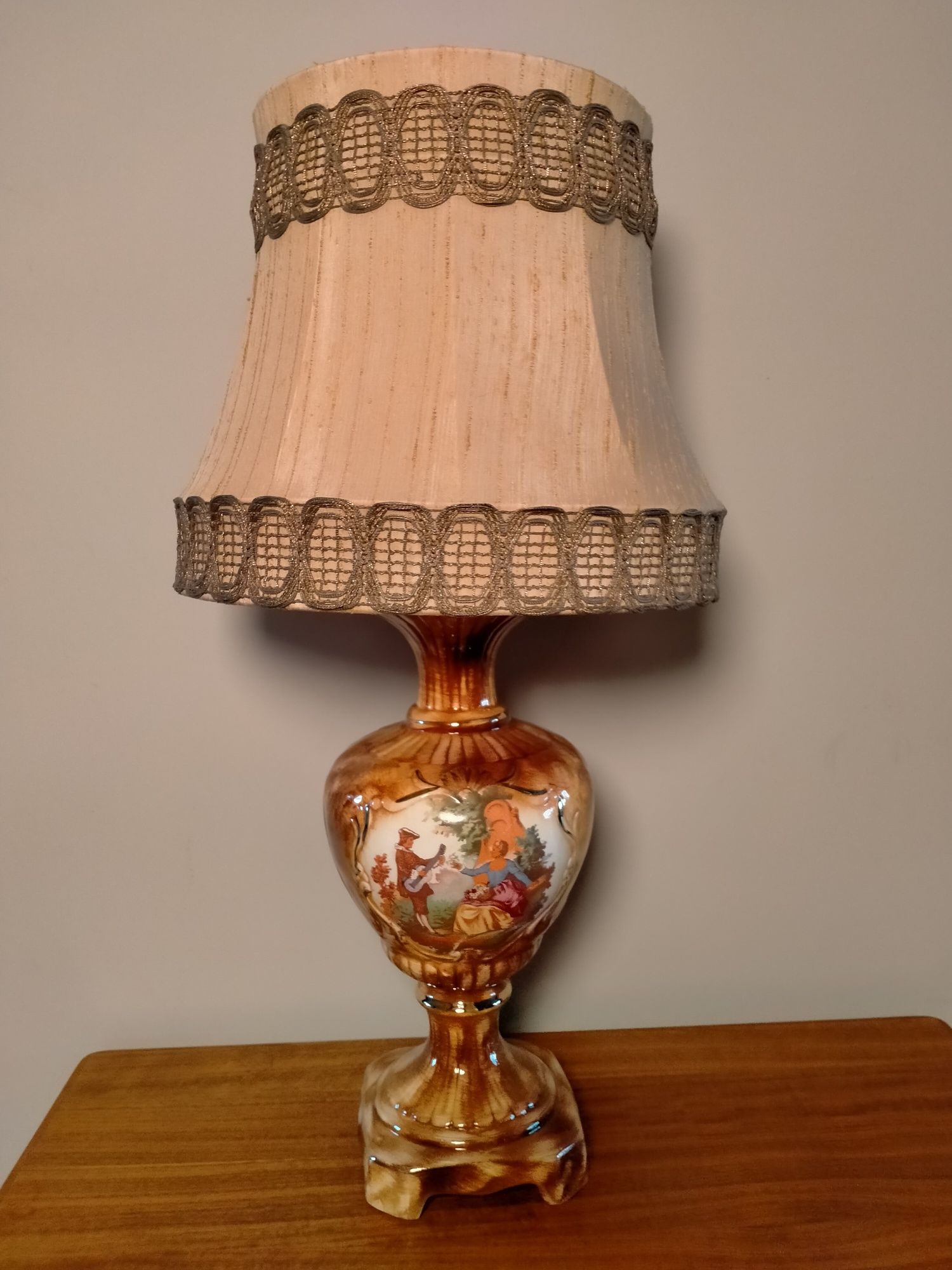 Ceramiczna lampa z abażurem