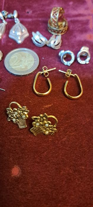 Brincos vintage em prata contrastada.