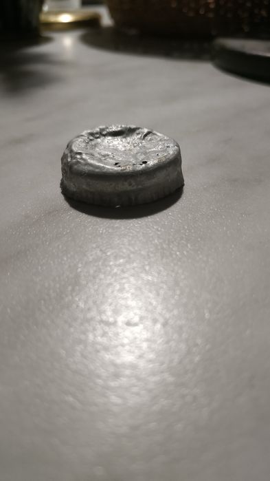 Стара німецька алюмінієва кришка, знайдена на глибині 1,8 м