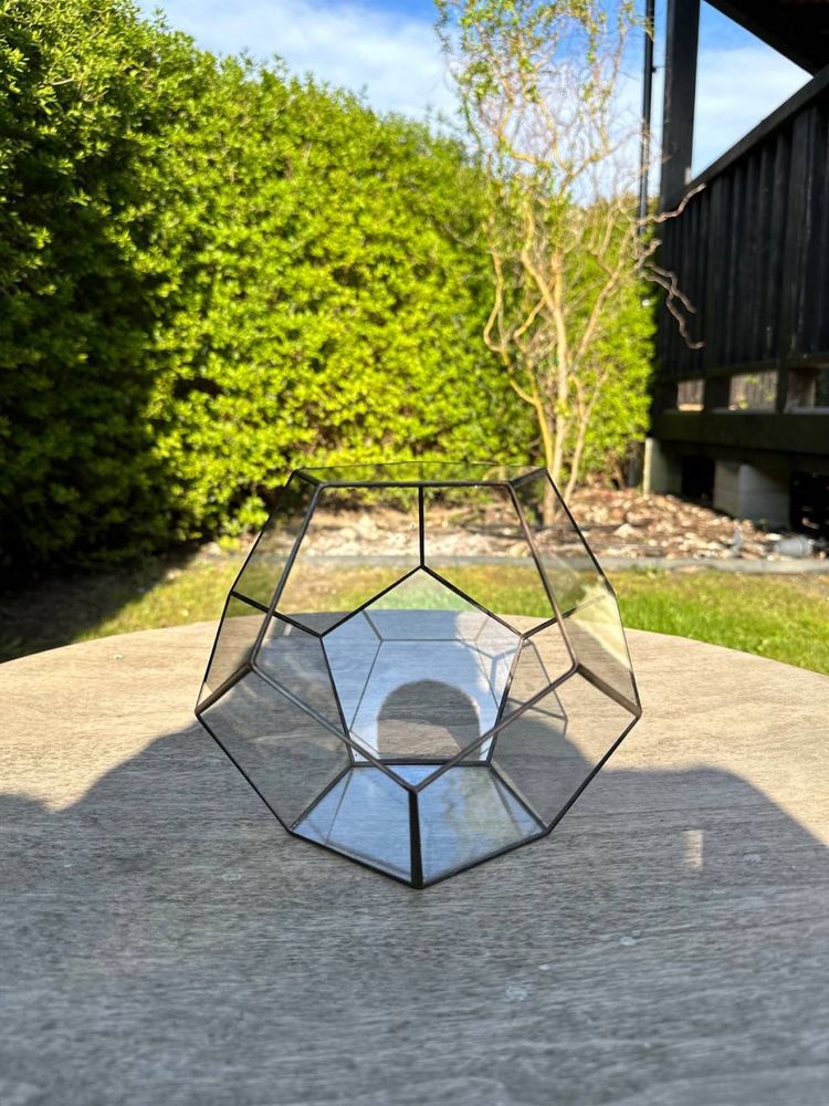 Piękne szklane terrarium geometryczne