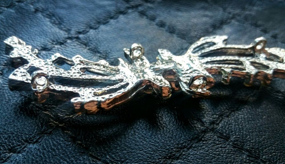 Брошь пришивная с камнями.