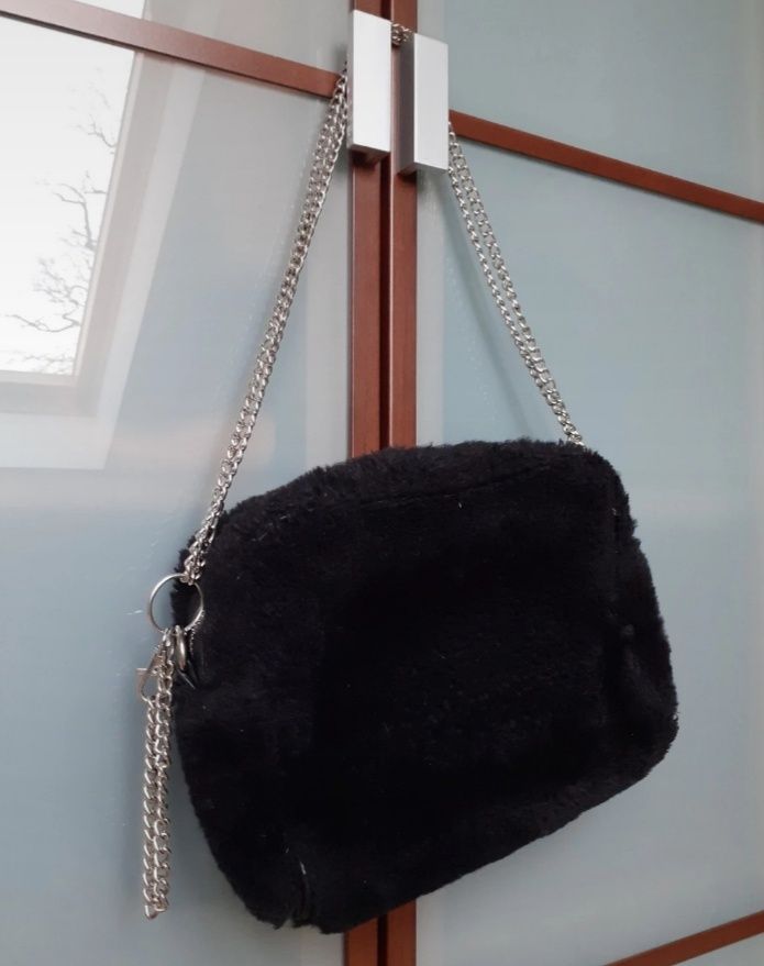 Czarna torebka z futra 28x20x9