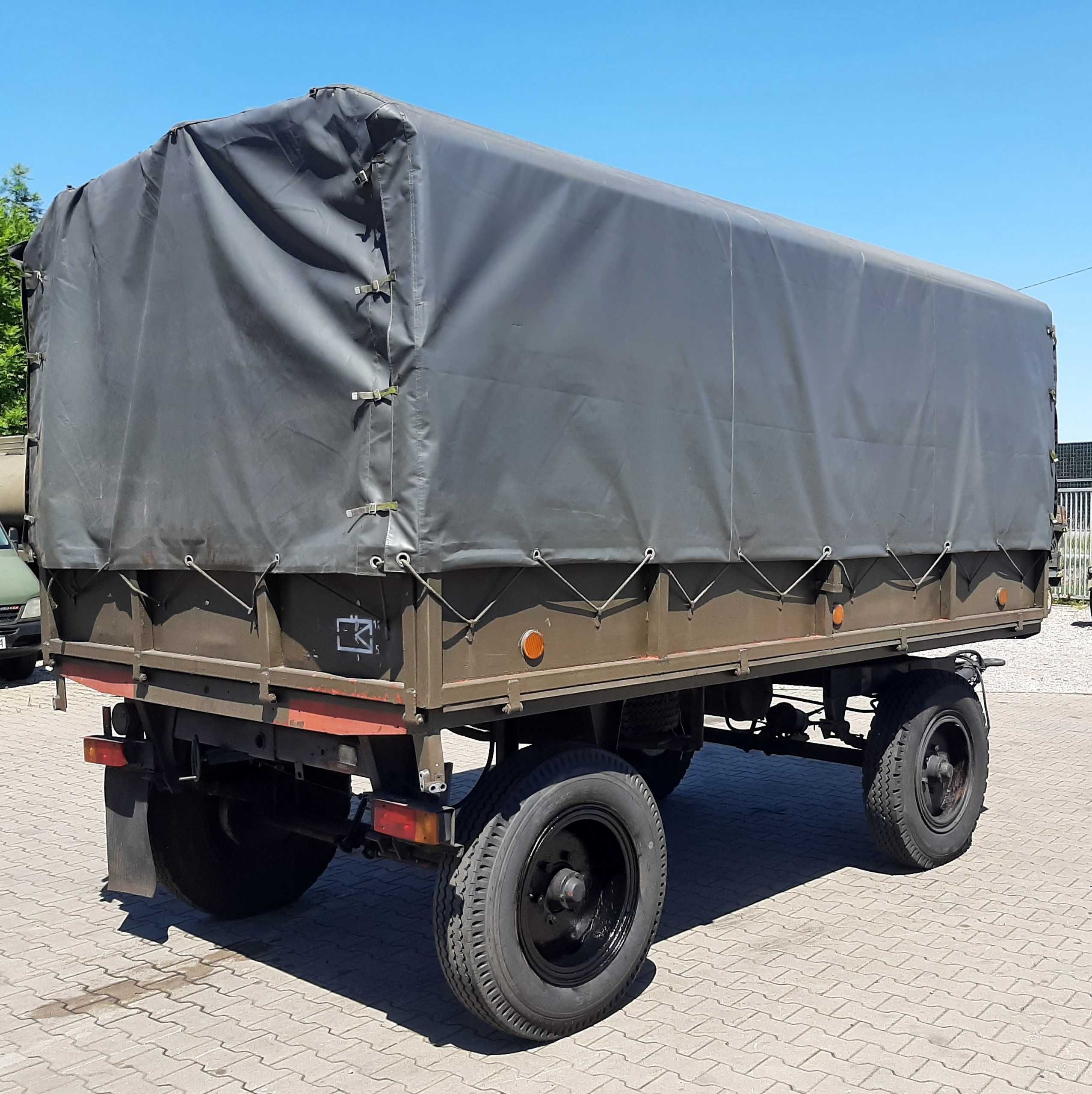 Przyczepa D46 z wojska sztywna wysoka burta