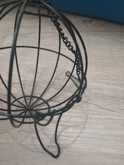 Paśnik w kształcie kóli dla gryzonia.