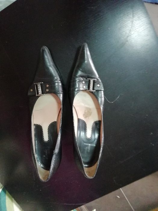 Sapato preto em pele com fivela prateada (Tam. 39)