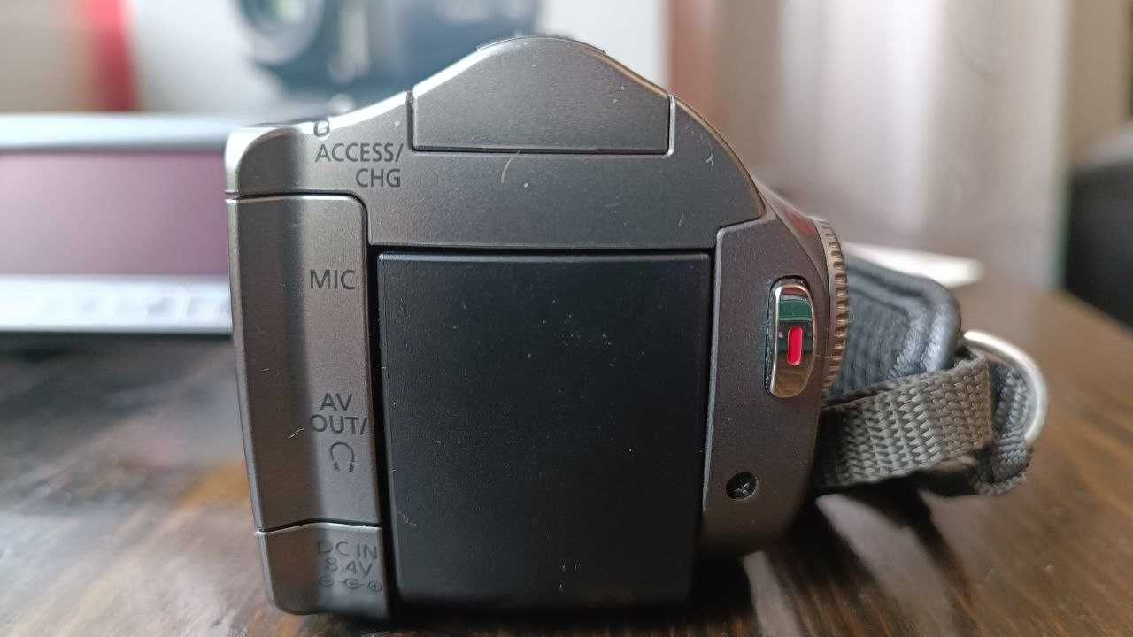 Відеокамера Canon HF100 (12 кратний оптичний зум та об'ємний звук)