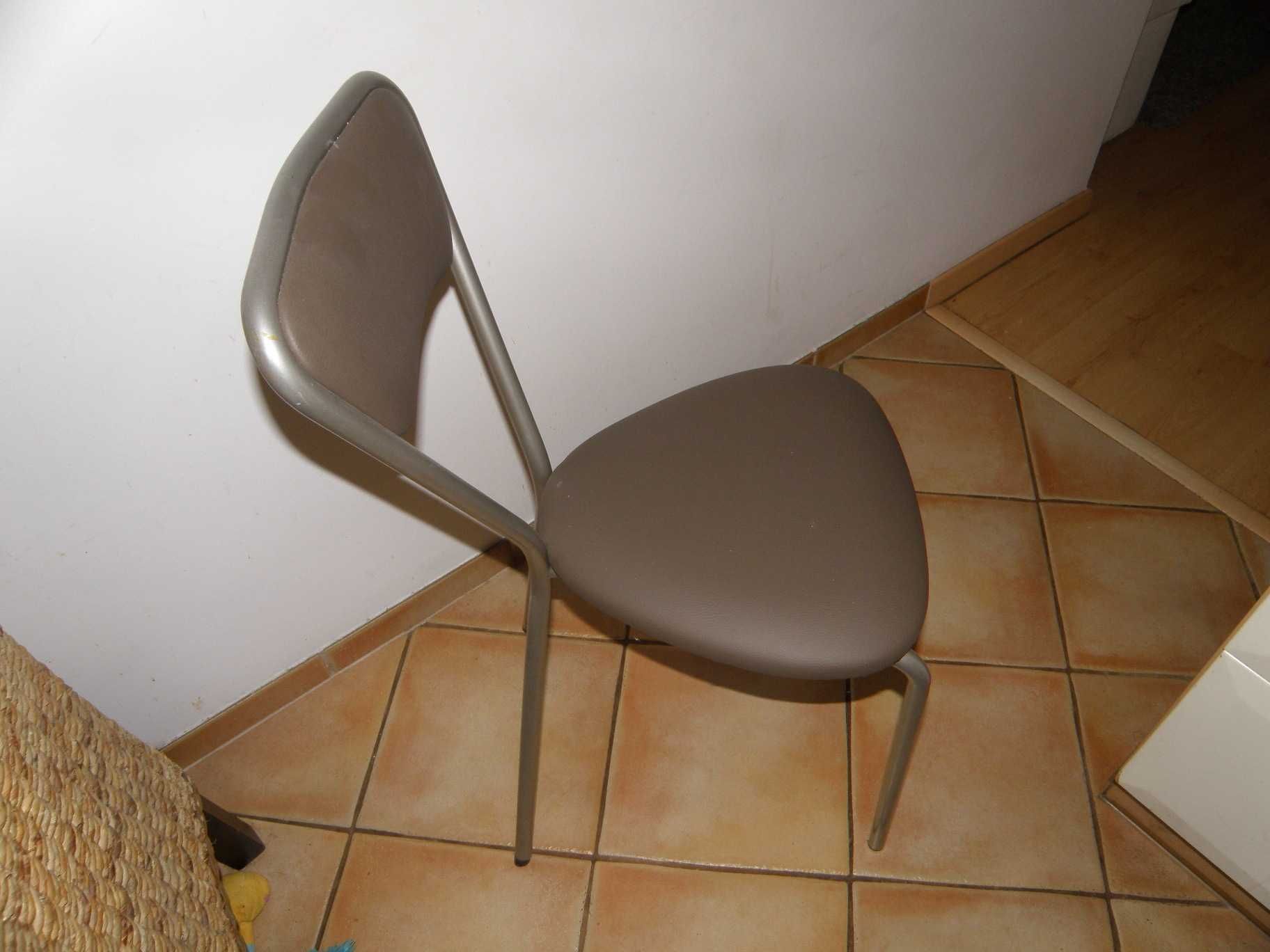Dwa krzesła z foto