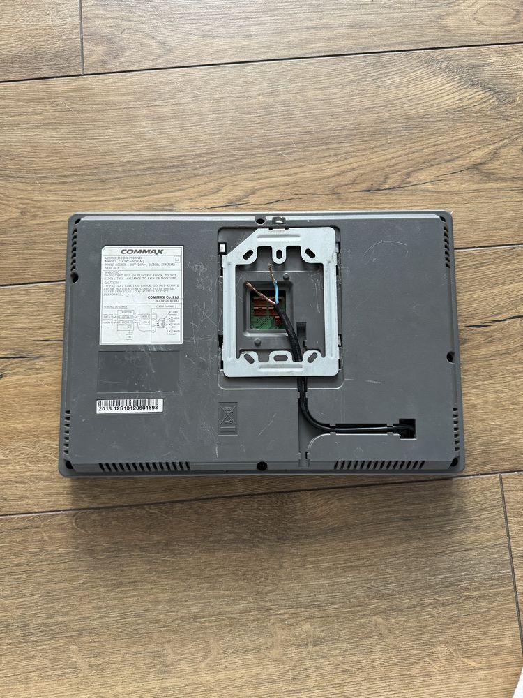 Сенсорный видеодомофон на 4 камеры Commax CDV-1020AQ