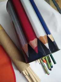 Kolorowa duża puszka na przybory + kredki, ołówki itp.