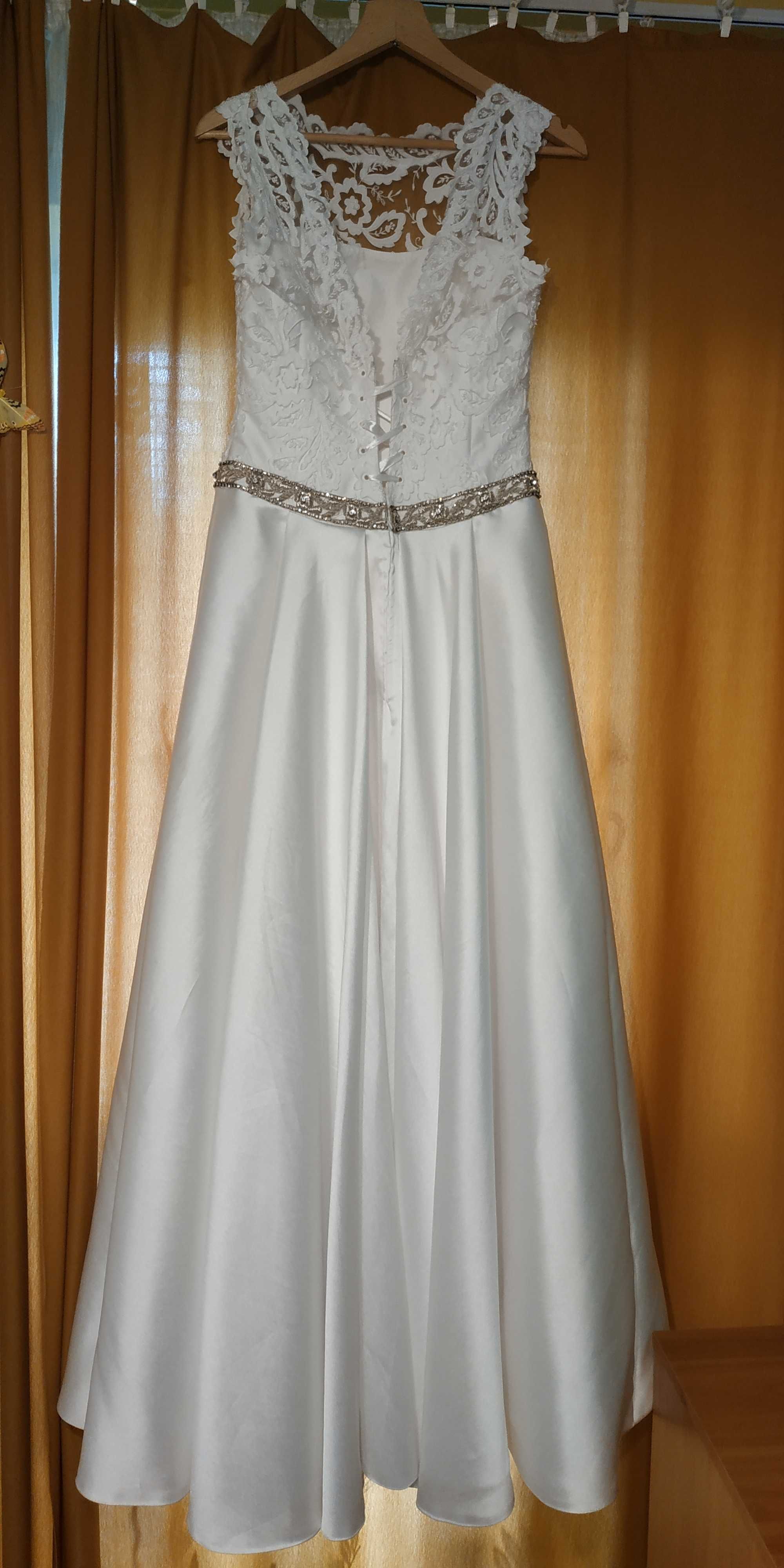 suknia ślubna biała, z koronką, rozmiar około 38