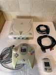 Konsola Sega Dreamcast z padem, karta pamięci i okablowaniem