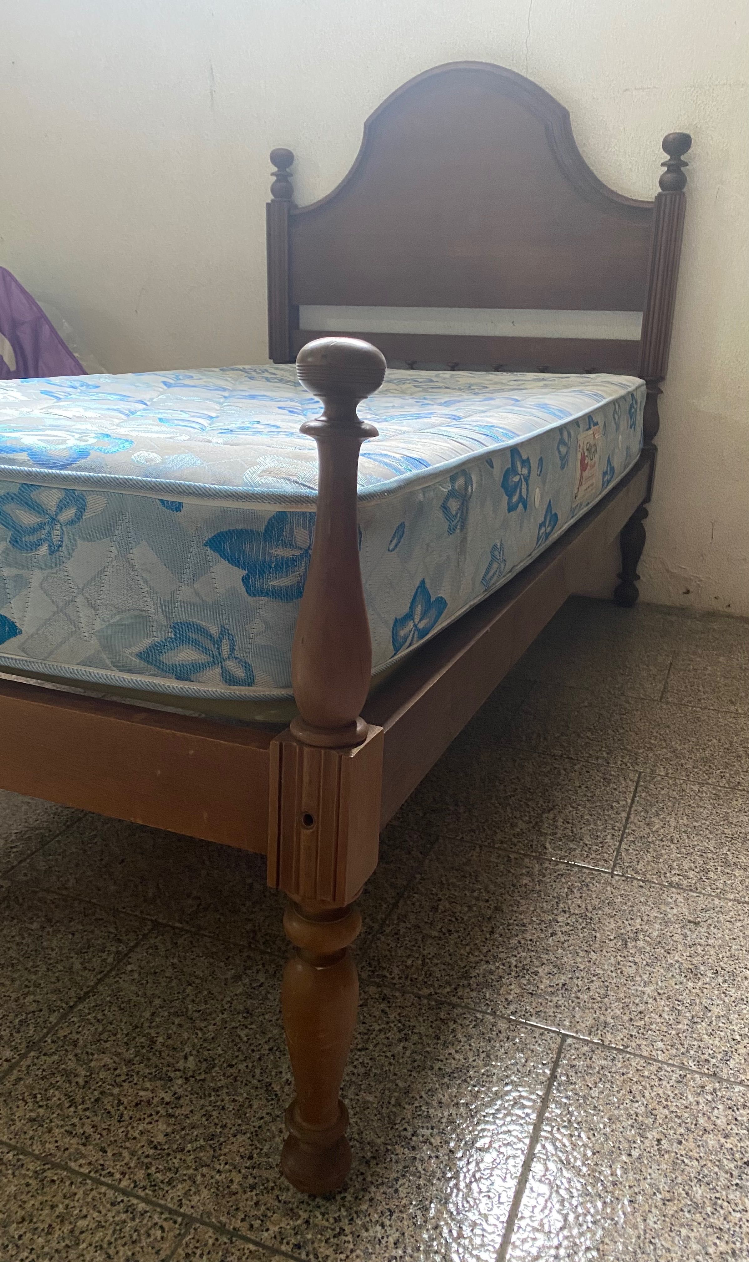 Cama em madeira com colchão