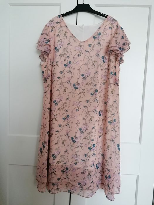 Sukienka w kwiatowe wzory
