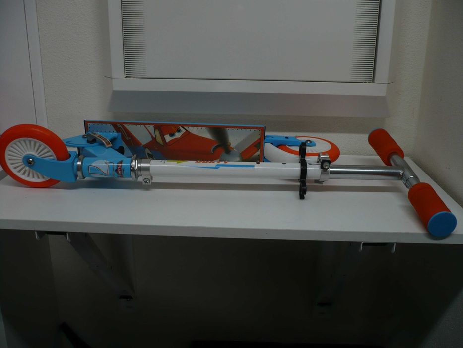 Trotinete ajustável e dobrável para criança, motivo "Aviões"