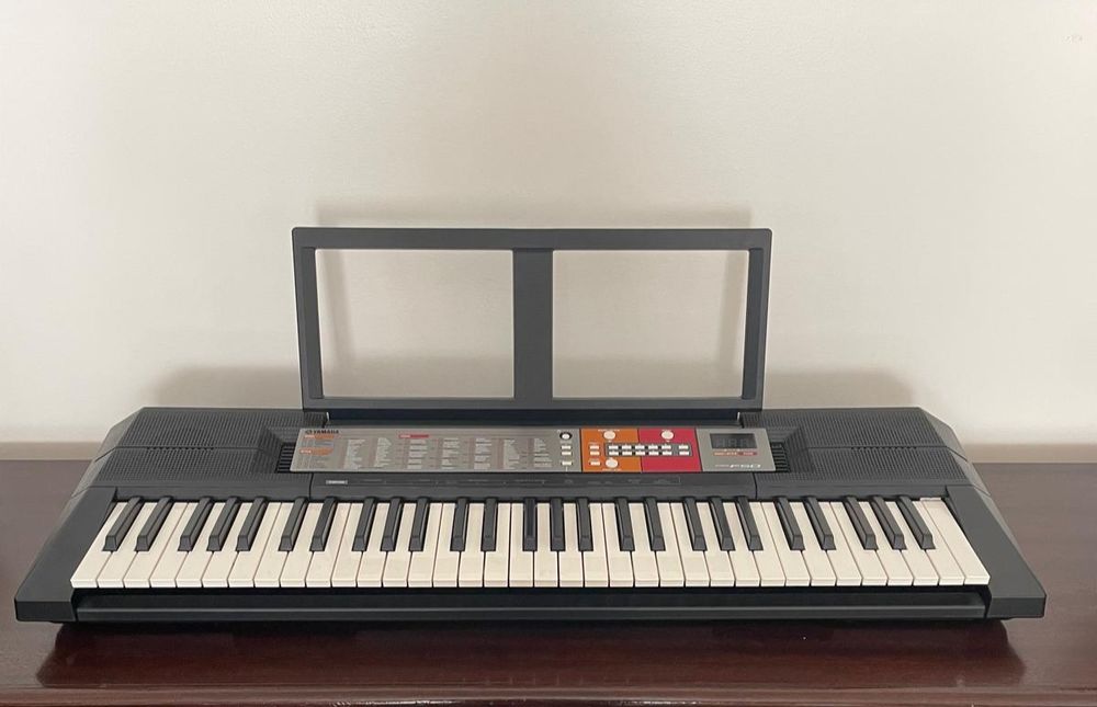 Teclado digital YAMAHA PSR F50 com caixa
